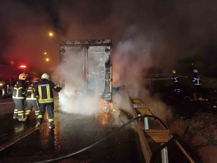 Şanlıurfa’da Beyaz Eşya Yüklü Tır Alev Alev Yandı