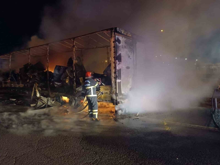 Şanlıurfa’da Beyaz Eşya Yüklü Tır Alev Alev Yandı