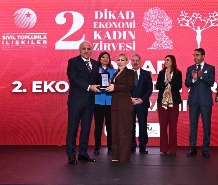 Vali Zorluoğlu Ekonomi Zirvesinde Konuştu: "kadınları Yok Sayan Kalkınma Başarılı Olamaz"