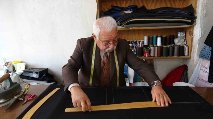 Gaziantep’te 67 Yaşındaki Terzi Ustası, Elinden Kitabı Düşürmüyor