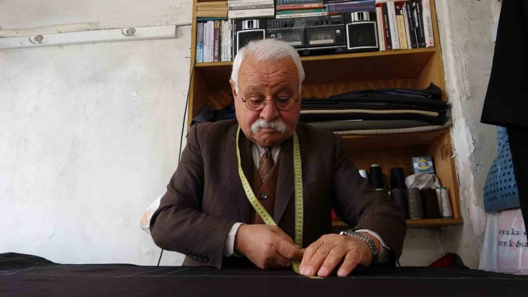 Gaziantep’te 67 Yaşındaki Terzi Ustası, Elinden Kitabı Düşürmüyor
