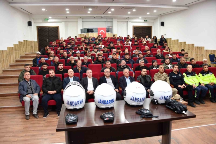 Jandarmadan 100 Motosiklet Sürücüsüne Güvenli Sürüş Eğitimi Ve Hediye Kask