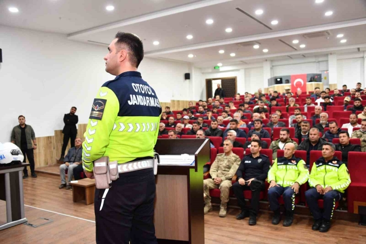 Jandarmadan 100 Motosiklet Sürücüsüne Güvenli Sürüş Eğitimi Ve Hediye Kask