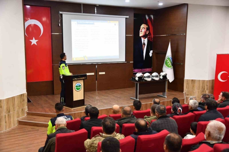 Jandarmadan 100 Motosiklet Sürücüsüne Güvenli Sürüş Eğitimi Ve Hediye Kask