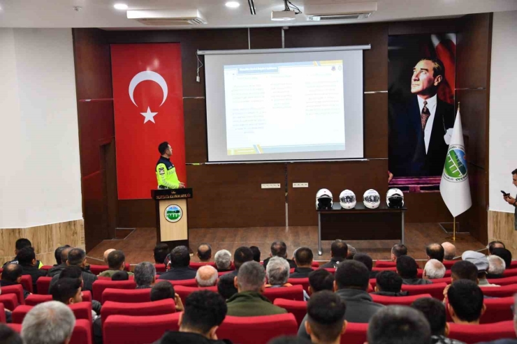 Jandarmadan 100 Motosiklet Sürücüsüne Güvenli Sürüş Eğitimi Ve Hediye Kask