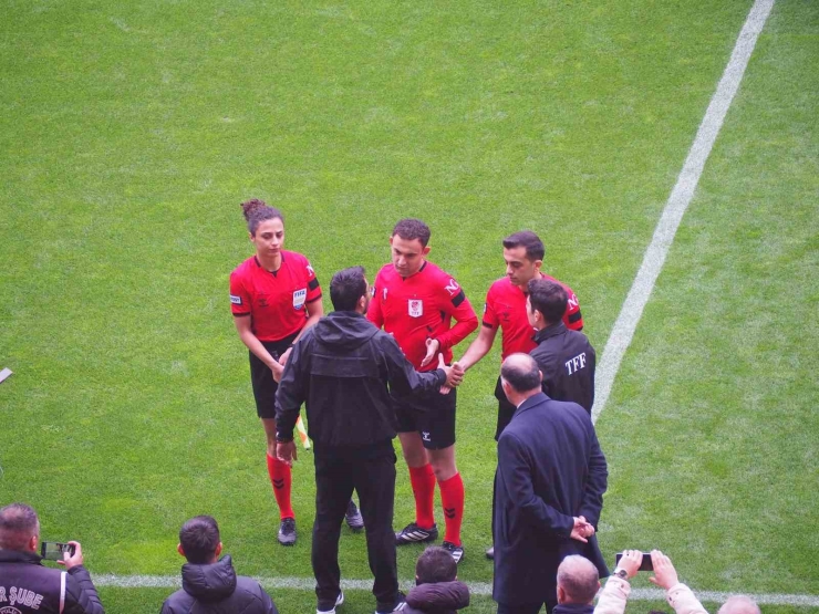 Yeni Malatyaspor Sahaya 7 Oyuncu İle Çıktı, Maç Oynanmadı