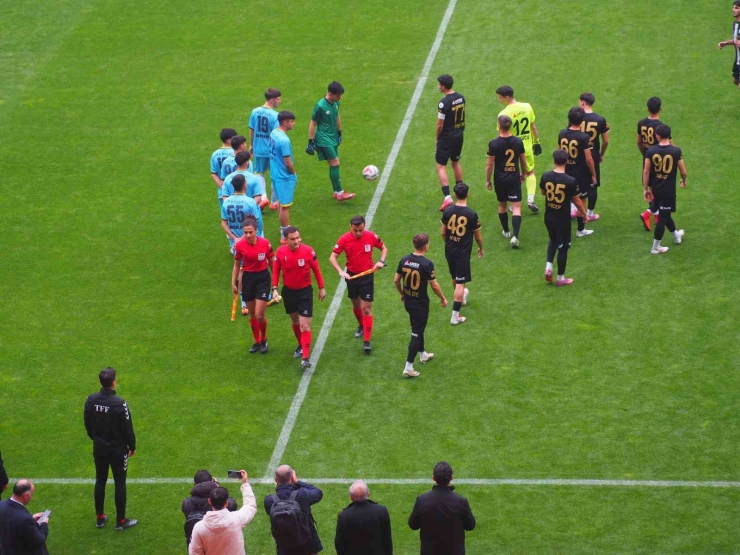 Yeni Malatyaspor Sahaya 7 Oyuncu İle Çıktı, Maç Oynanmadı