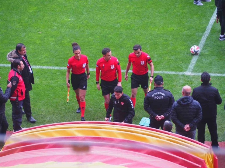 Yeni Malatyaspor Sahaya 7 Oyuncu İle Çıktı, Maç Oynanmadı