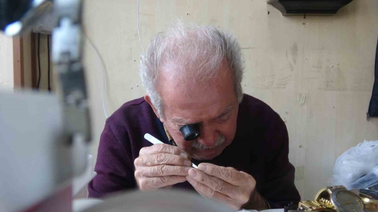 76 Yaşındaki Saat Ustası, 61 Yıldır Zamana Ayar Veriyor