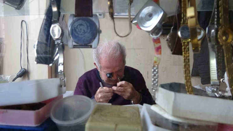 76 Yaşındaki Saat Ustası, 61 Yıldır Zamana Ayar Veriyor