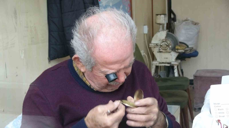 76 Yaşındaki Saat Ustası, 61 Yıldır Zamana Ayar Veriyor