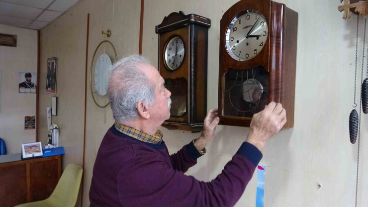 76 Yaşındaki Saat Ustası, 61 Yıldır Zamana Ayar Veriyor