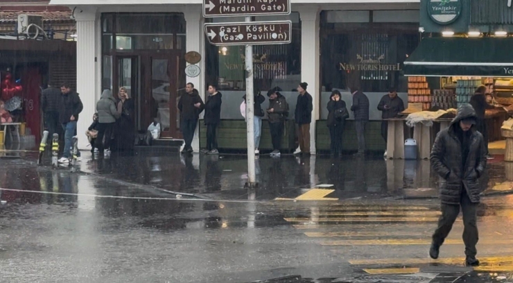 Diyarbakır’da Aniden Bastıran Yağmur Hayatı Felç Etti