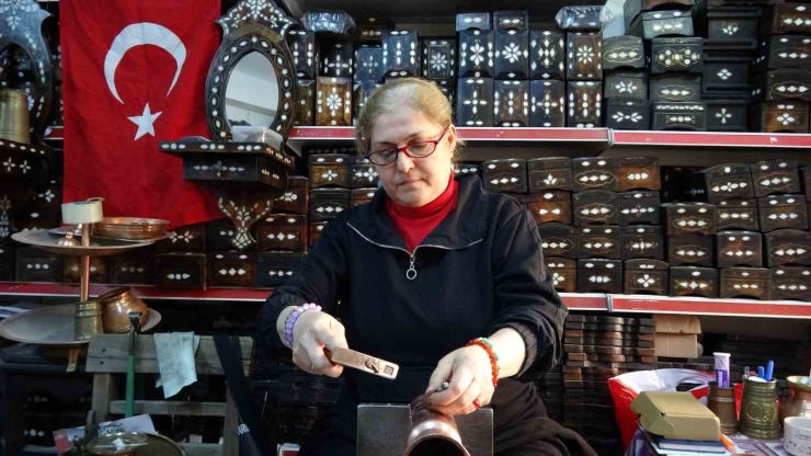 Kadın Bakır Ustası Erkeklere Taş Çıkartıyor