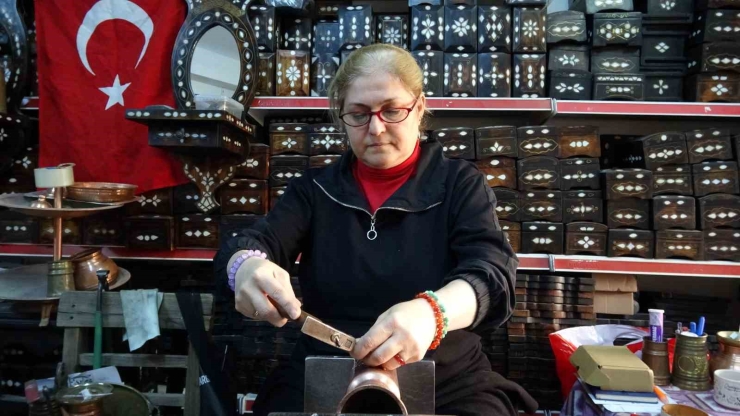 Kadın Bakır Ustası Erkeklere Taş Çıkartıyor