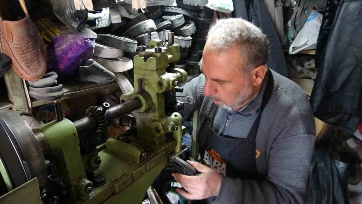 5 Metrekarelik Dükkanında 30 Yıldır Ayakkabı Tamir Ediyor