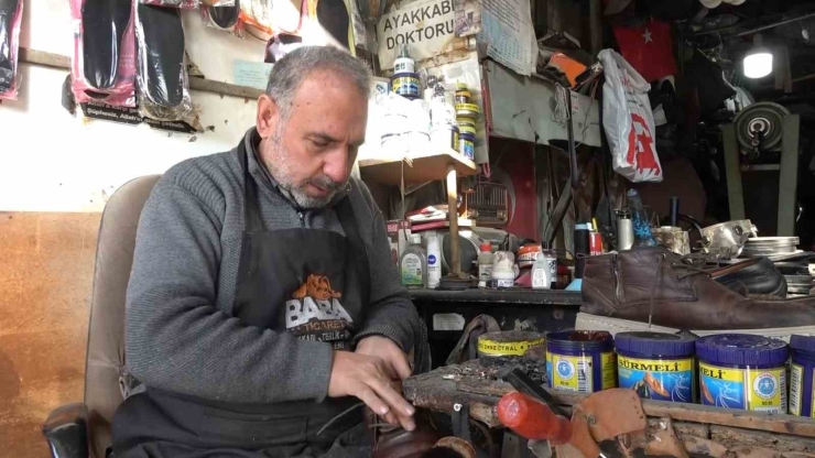 5 Metrekarelik Dükkanında 30 Yıldır Ayakkabı Tamir Ediyor
