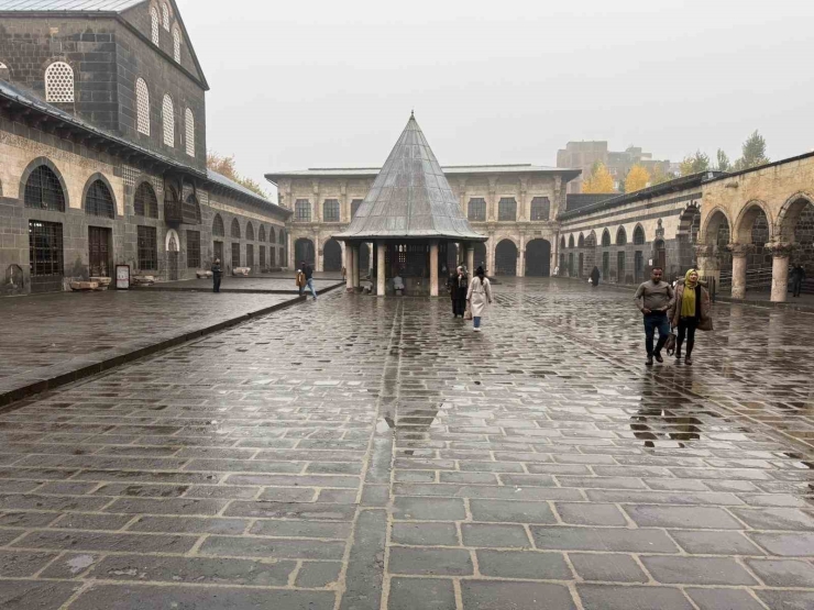 Diyarbakır’ın Tarihi Mekanlarını Sis Kapladı, Ortaya Kartpostallık Görüntüler Çıktı