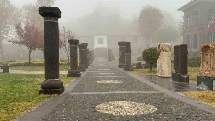 Diyarbakır’ın Tarihi Mekanlarını Sis Kapladı, Ortaya Kartpostallık Görüntüler Çıktı