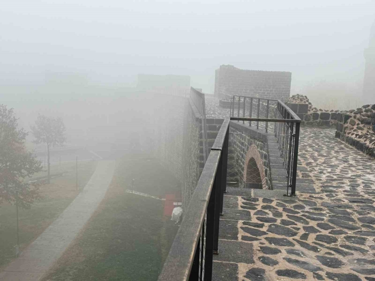 Diyarbakır’ın Tarihi Mekanlarını Sis Kapladı, Ortaya Kartpostallık Görüntüler Çıktı