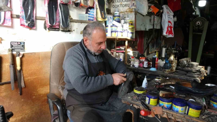 5 Metrekarelik Dükkanında 30 Yıldır Ayakkabı Tamir Ediyor