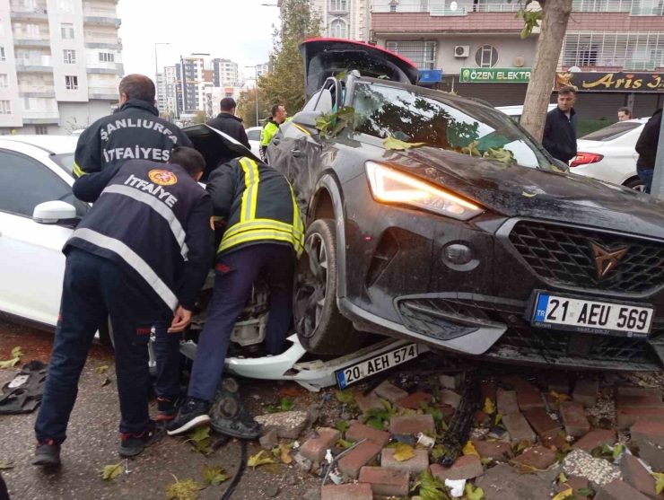 Siverek’te Otomobiller Çarpıştı: 2 Yaralı