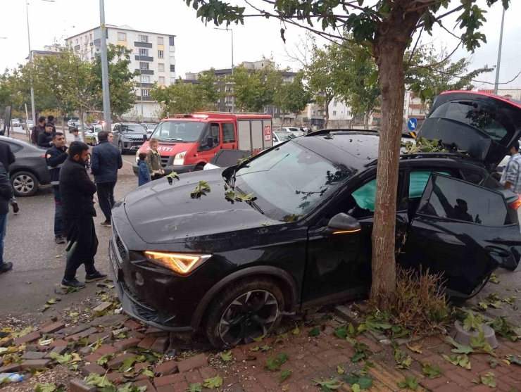 Siverek’te Otomobiller Çarpıştı: 2 Yaralı