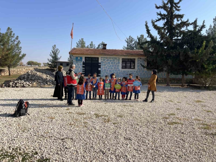 Siverek’te Köy Okulu Öğrencilerine Ağaç Sevgisi Ve Çevre Bilinci Eğitimi