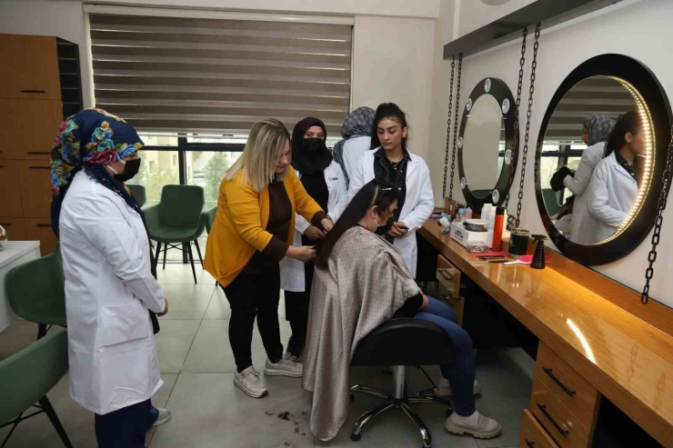 Dismek’te Müzikten Tekstile 15 Branşta Eğitim