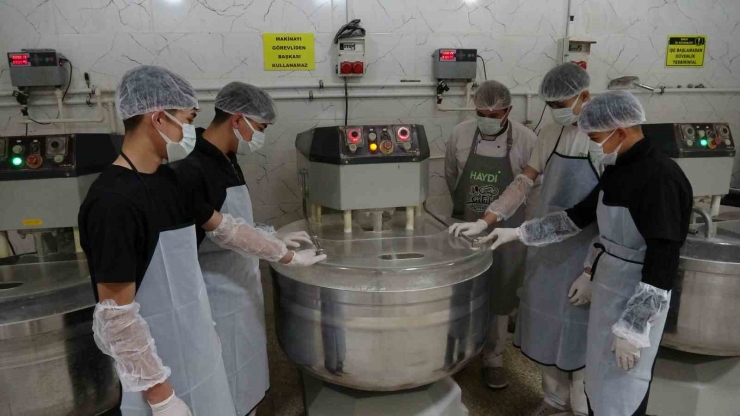 Fabrika Gibi Çalışan Lisenin Yıllık Cirosu 1,5 Milyon