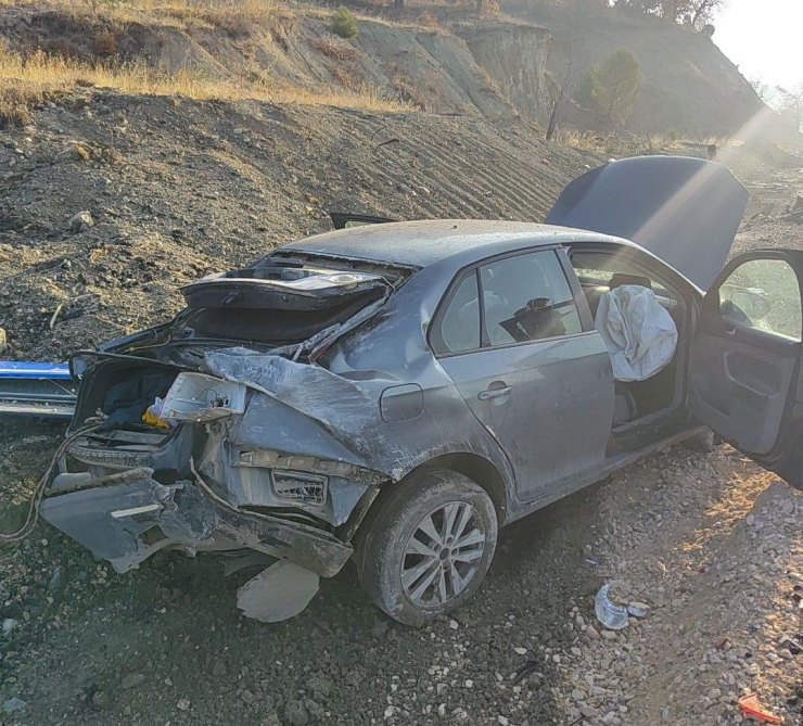 Adıyaman’da Otomobil Şarampole Yuvarlandı