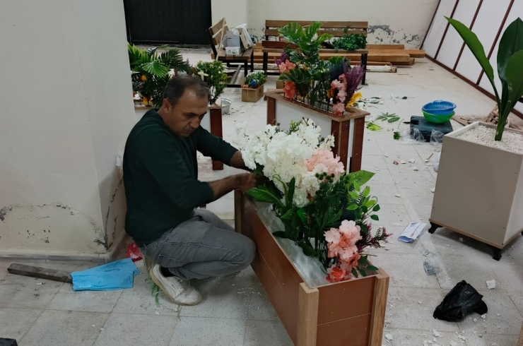 Atık Malzemelerle Okulu Süslüyor