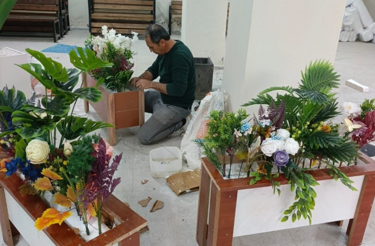 Atık Malzemelerle Okulu Süslüyor