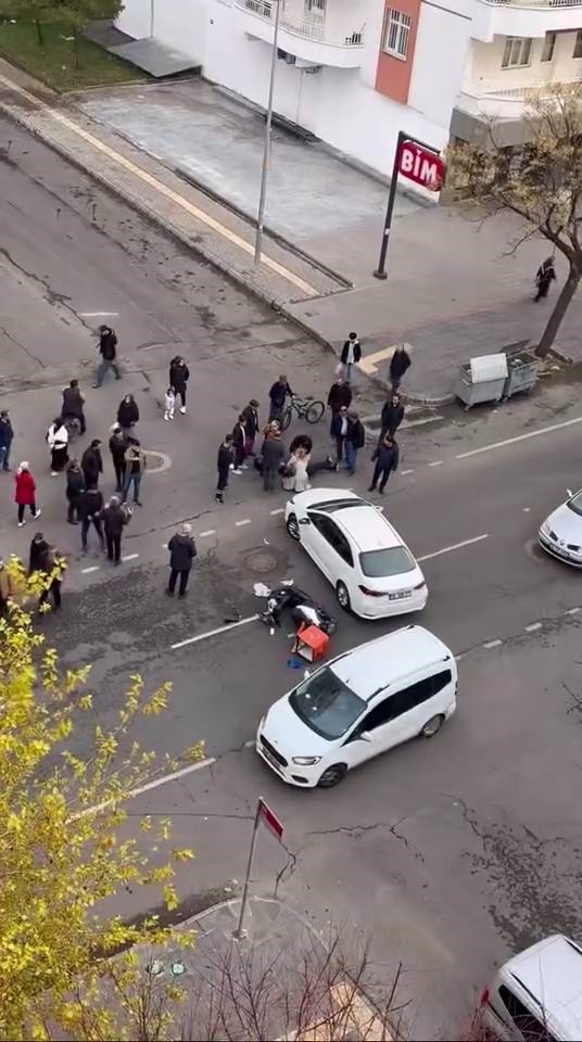 Diyarbakır’da Otomobilin Çarptığı Motosikletli Kurye Yaralandı