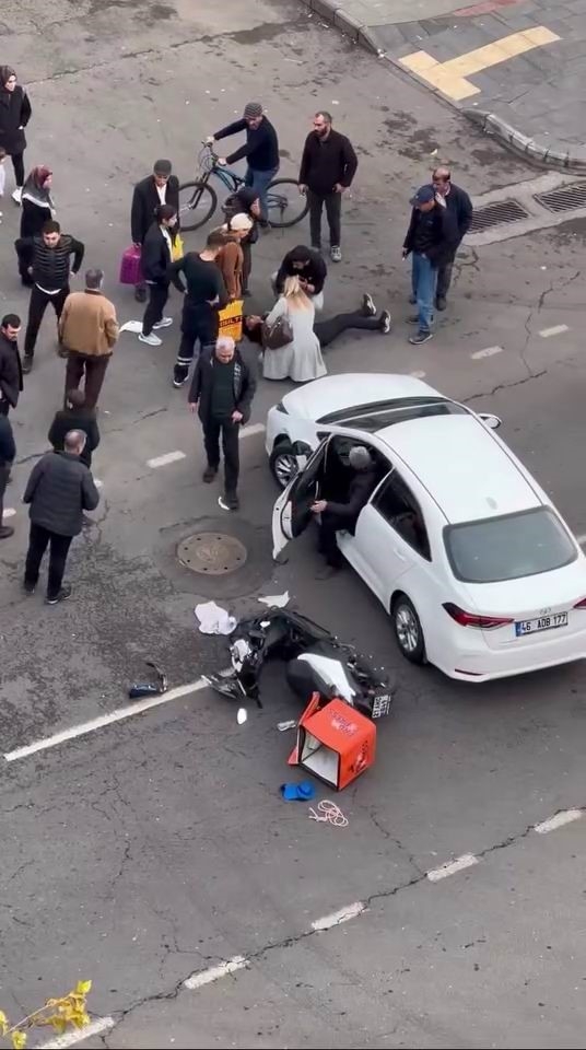 Diyarbakır’da Otomobilin Çarptığı Motosikletli Kurye Yaralandı