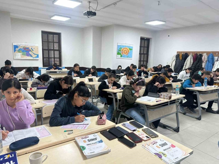 Büyükşehir Eğitim Merkezlerinde Yapılan Deneme Sınavına Bin 350 Öğrenci Katıldı