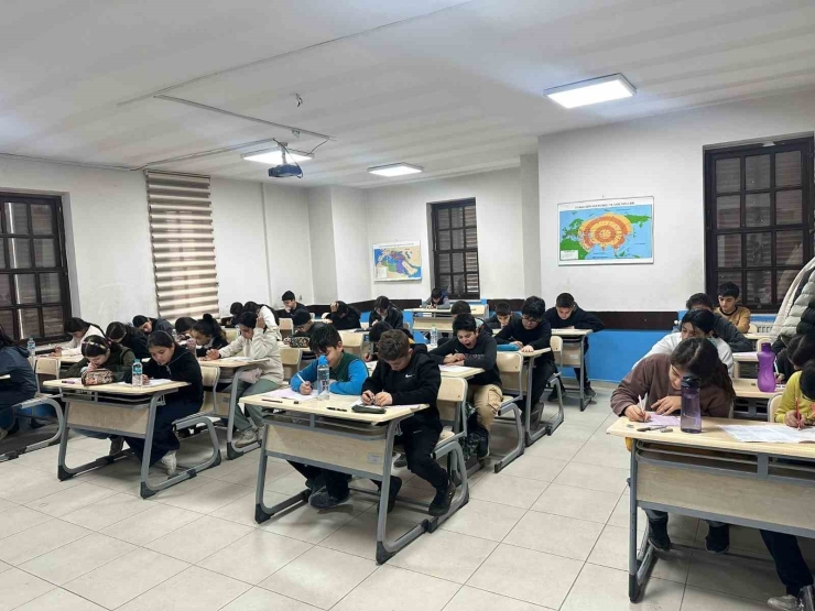 Büyükşehir Eğitim Merkezlerinde Yapılan Deneme Sınavına Bin 350 Öğrenci Katıldı