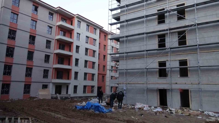 Malatya’da İnşaatın Çatısından Düşen İşçi Ağır Yaralandı