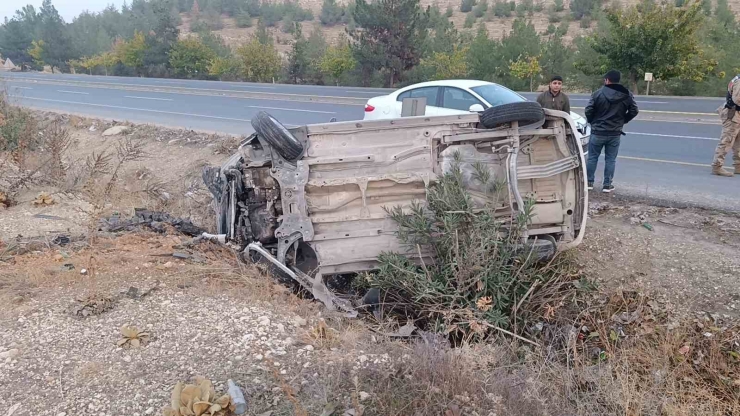 Şanlıurfa’da Hafif Ticari Araç Devrildi: Baba Ve Oğlu Yaralandı