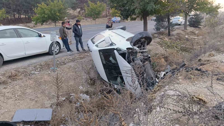 Şanlıurfa’da Hafif Ticari Araç Devrildi: Baba Ve Oğlu Yaralandı