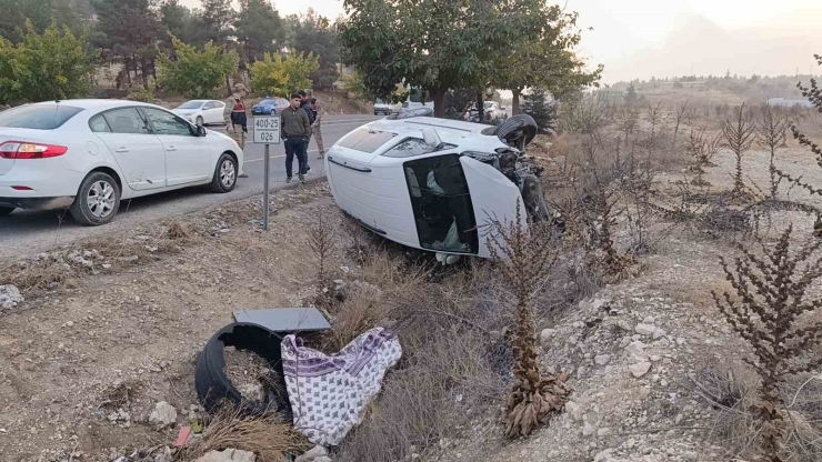 Şanlıurfa’da Hafif Ticari Araç Devrildi: Baba Ve Oğlu Yaralandı