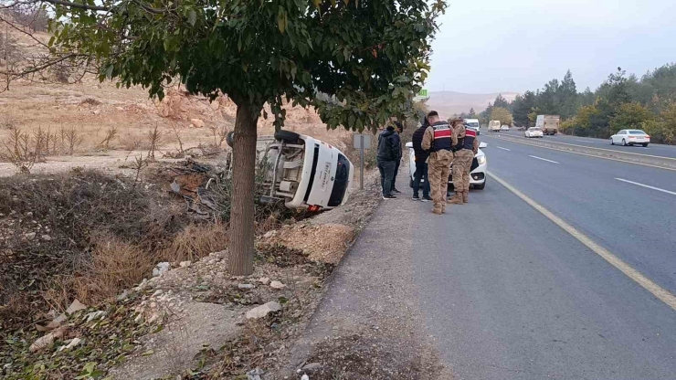 Şanlıurfa’da Hafif Ticari Araç Devrildi: Baba Ve Oğlu Yaralandı