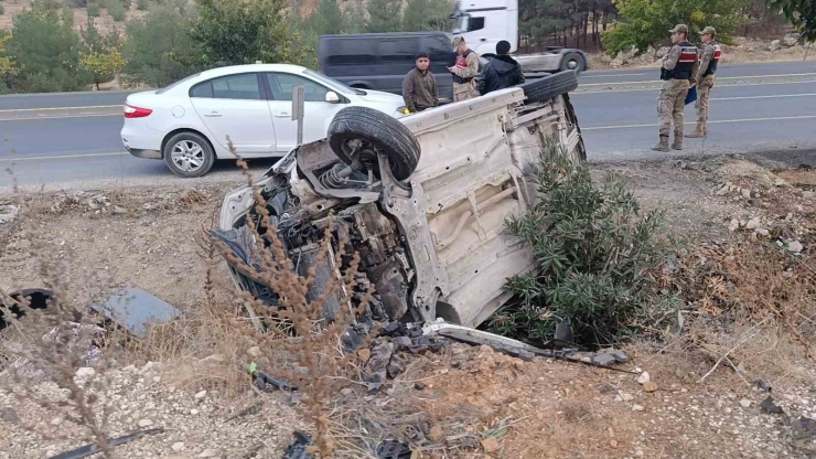 Şanlıurfa’da Hafif Ticari Araç Devrildi: Baba Ve Oğlu Yaralandı