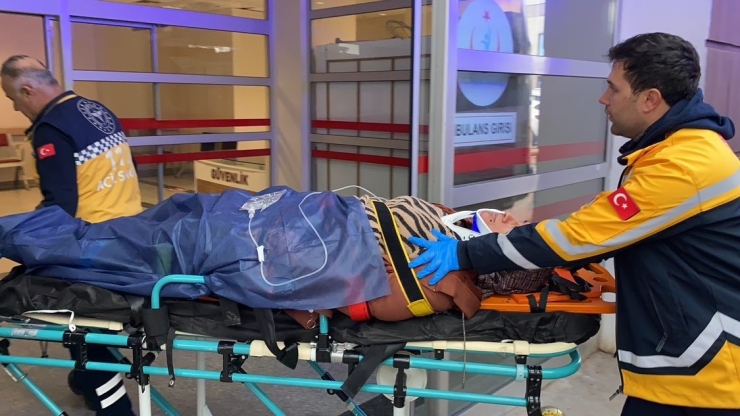 Şarampole Devrilen Otomobilde 3 Kişi Yaralandı