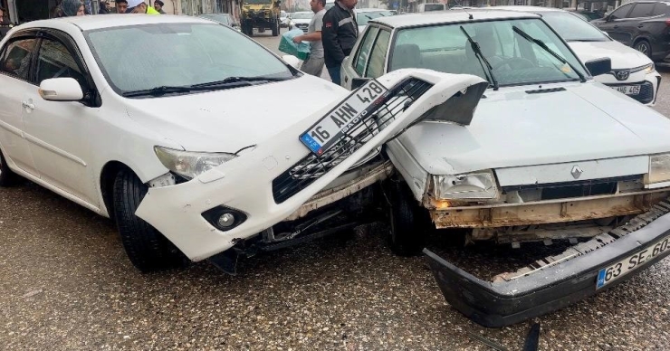 Ceylanpınar’da 2 Otomobil Çarpıştı
