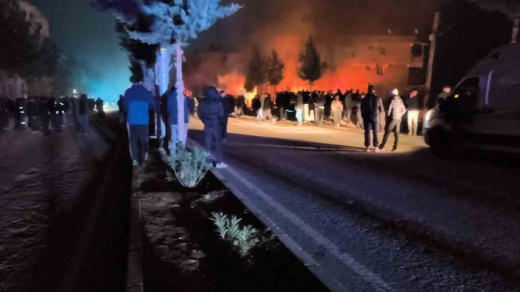 Diyarbakır’da Hırdavat Dükkanı Alevlere Teslim Oldu