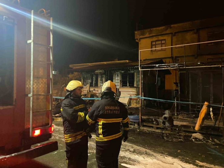 Diyarbakır’da Hırdavat Dükkanı Alevlere Teslim Oldu