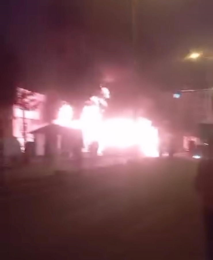 Diyarbakır’da Hırdavat Dükkanı Alevlere Teslim Oldu