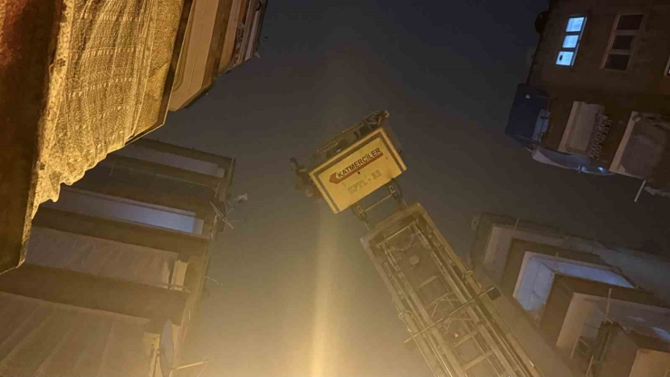 İtfaiye Eve Merdiven Uzatarak Girdi, Çocuğun Uyuduğu Ortaya Çıktı
