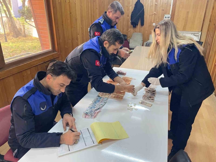 Dilencinin Üzerinden 3 Bin 731 Tl Para Çıktı